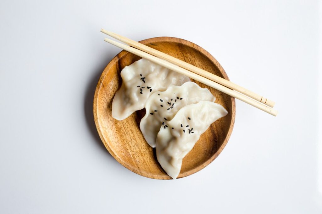 餃子を楽しむ食事のイメージ写真