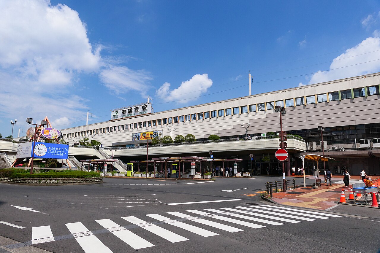 JR宇都宮駅西口の駅舎と駅前広場